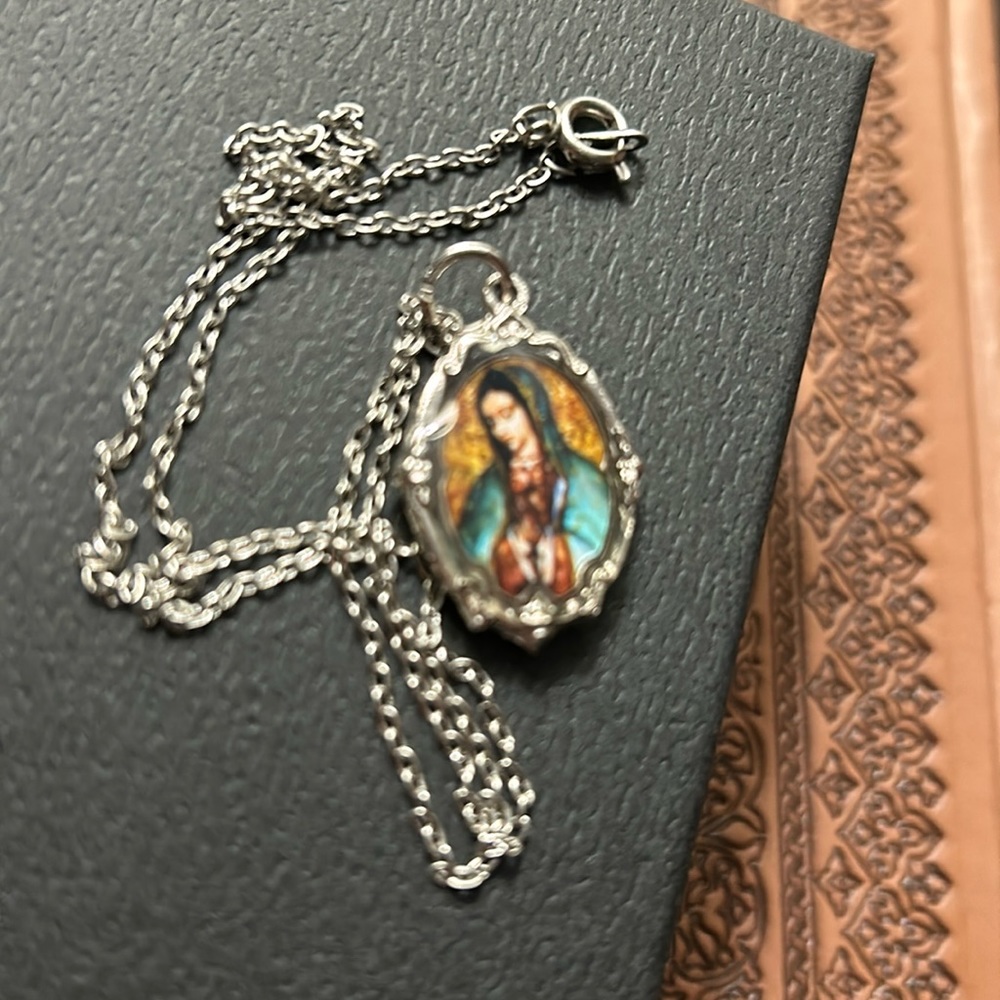 Virgen mary beautiful necklace in silver tone chain